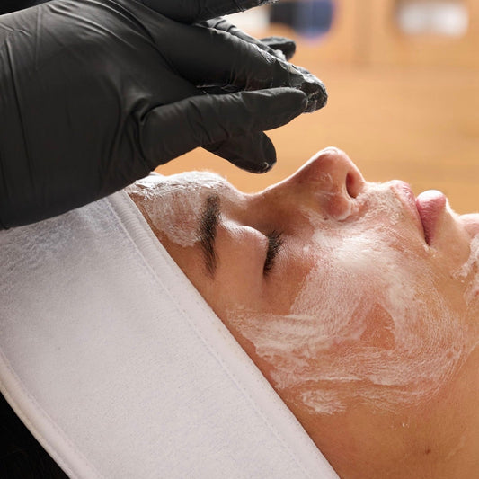 Thesera Pearl Pack Cleanser transforming from a soothing milk into oxygenating microbubbles for deep pore congestion.