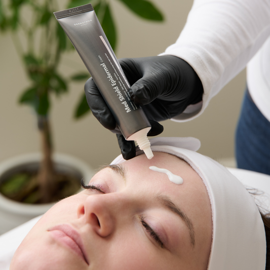 Dermathod Med Shield Epidermal Cream acts as a protective armor for sensitive and reactive skin, providing antioxidant protection with Camellia Japonica and Lotus Flower.