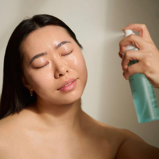 Thesera Hydroglow Cell Ampoule Mist, a professional Korean mist serum that uses 0.9 isotonic salinity to achieve an instant glass skin glow through deep cellular hydration.