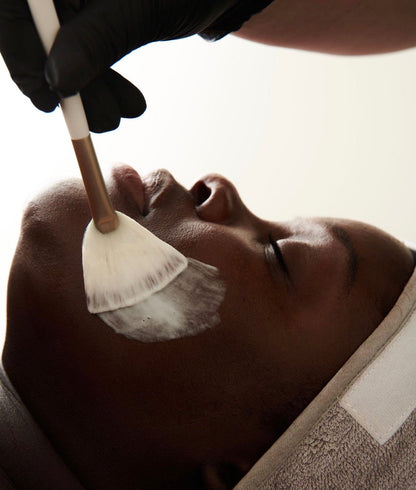 Upgrade your self-care Sunday with the Fluffy Masking Brush; the silky vegan bristles provide a soothing, feather-light sensation that turns a basic face mask into a high-end spa ritual.