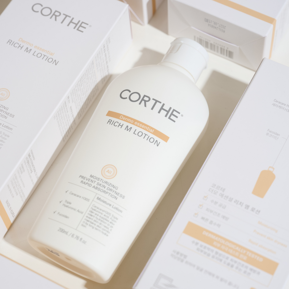Lightweight barrier sealing foundational bundle: The Corthe Rich M Lotion uses a ceramide-rich formula to lock in moisture and prevent transepidermal water loss (TEWL).