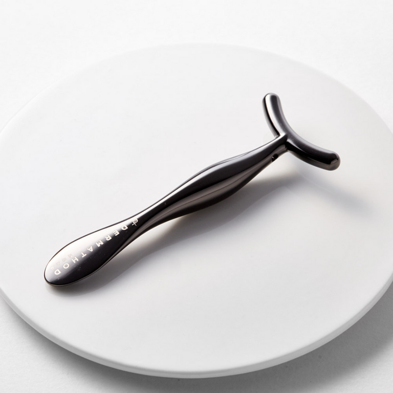 Dermathod Massage Stick made of surgical-grade stainless steel; a professional depuffing solution that solves "morning eye fatigue" by using naturally cold metal to constrict blood vessels and reduce fluid swelling.