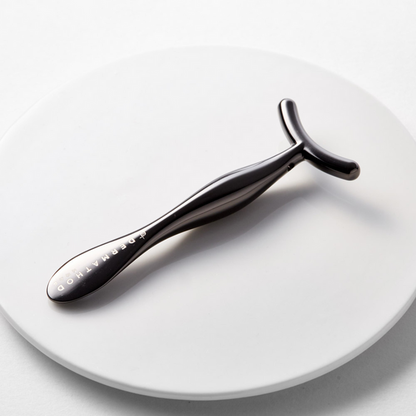 Dermathod Massage Stick made of surgical-grade stainless steel; a professional depuffing solution that solves "morning eye fatigue" by using naturally cold metal to constrict blood vessels and reduce fluid swelling.