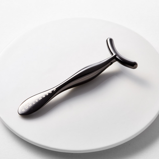 Dermathod Massage Stick made of surgical-grade stainless steel; a professional depuffing solution that solves "morning eye fatigue" by using naturally cold metal to constrict blood vessels and reduce fluid swelling.