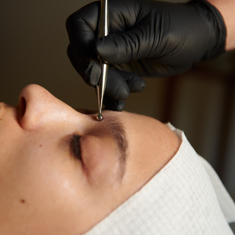 Precision lymphatic drainage with the Korean Seonghae Arctic Tool; using the medical-grade stainless steel roller to move excess fluid away from the eye contour and reduce morning puffiness.