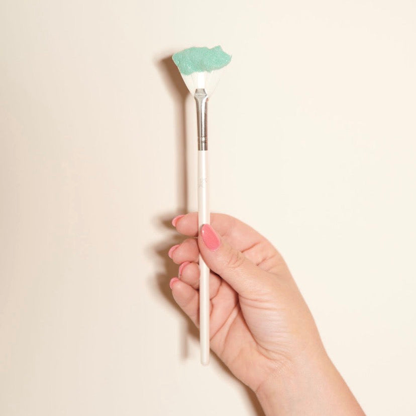 Clinical-grade reliability: Each brush in the Fluffy Masking Brush 5 Pack is Barbicide-tested and non-shedding, designed to withstand deep professional sterilization while maintaining silky-soft bristles for a premium client experience.