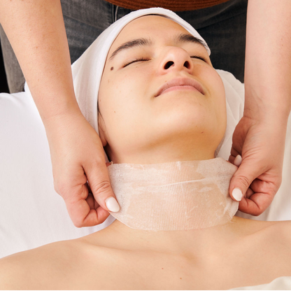 Full face and neck coverage with the Dermathod Derma Revive sheet mask for total hydration and soothing of reactive skin.