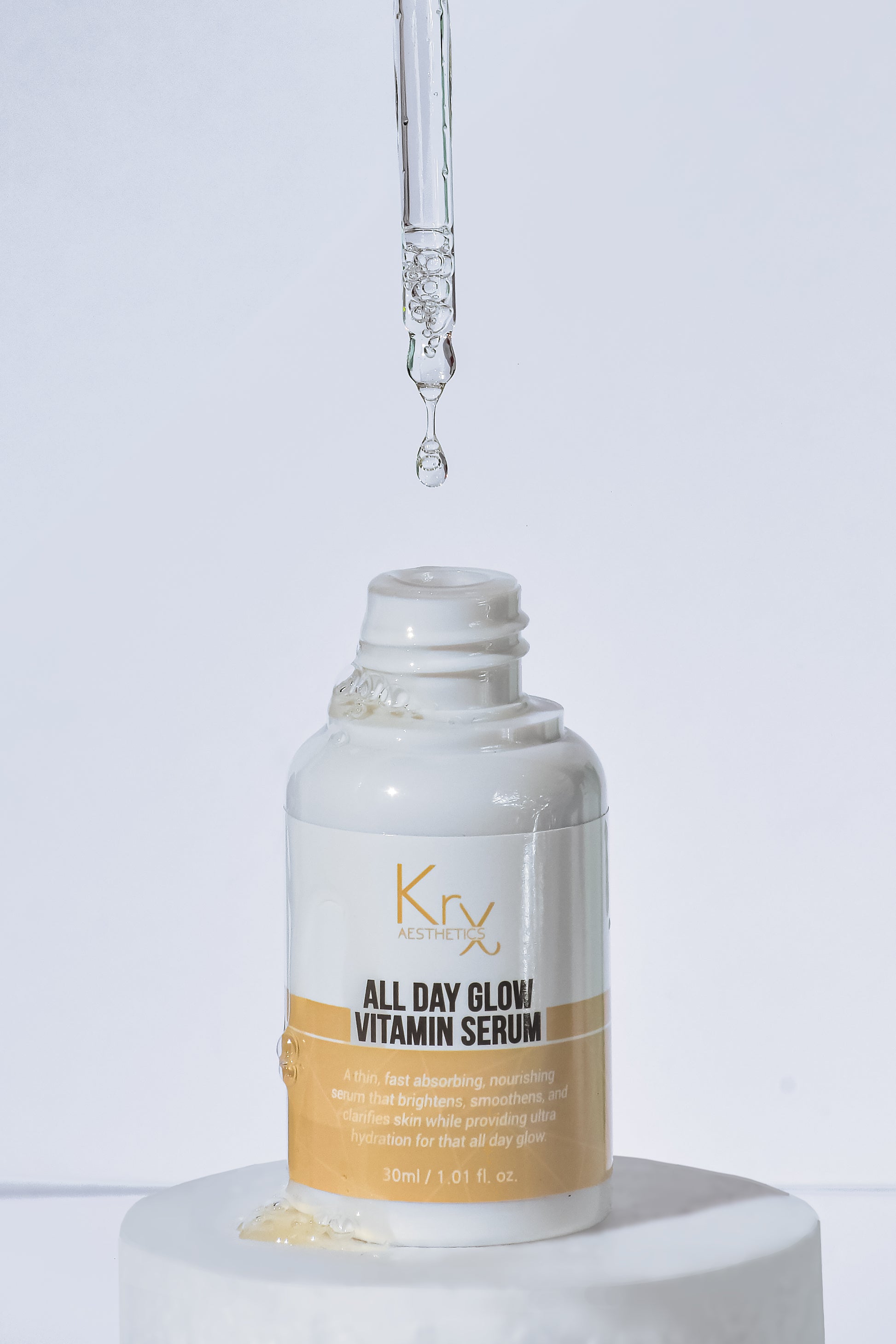 Close-up of KrX All Day Glow Vitamin Serum texture; a stable solution using a Triple Vitamin C complex to solve the problem of daytime dullness and free-radical damage without the irritation of standard ascorbic acid.