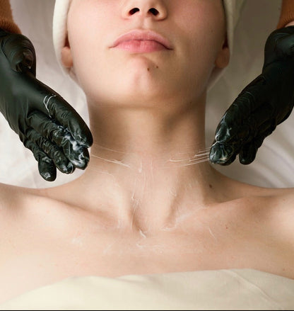 Clinical hydration and elasticity: A close-up of the KrX Neck Lift formula, rich in Niacinamide and Triple Hyaluronic Acid for a smooth, youthful neck profile.