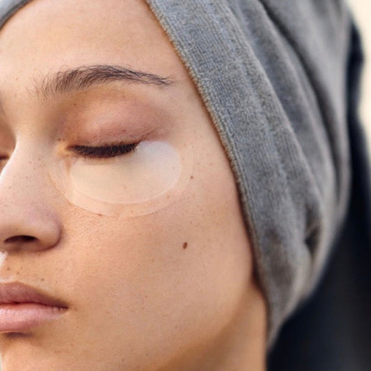 KrX Undereye Darts; a drainage solution that solves "morning puffiness" by using a high concentration of Sodium Hyaluronate to osmotically balance fluid and reduce swelling in the delicate orbital zone.