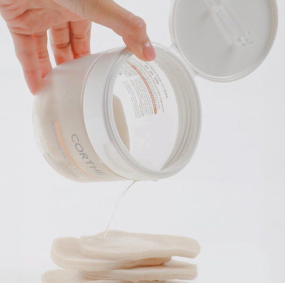 A gentle, non-stripping morning toner pad that refreshes and de-puffs the skin while preparing it for serum and moisturizer application.