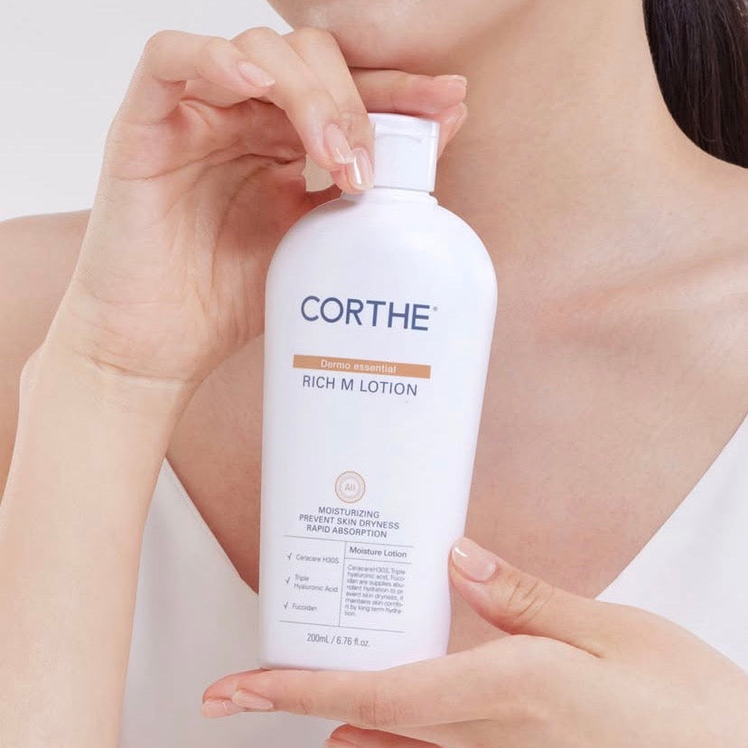 Clinical barrier restoration: Corthe Dermo Essential Rich M Lotion features Triple Hyaluronic Acid and Centella for deep, acne-safe moisture.