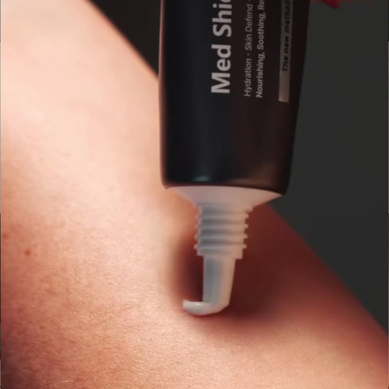 Video demonstration of the lightweight, non-greasy texture of Dermathod Med Shield Epidermal Cream, showing how it effortlessly seals in moisture without clogging pores.