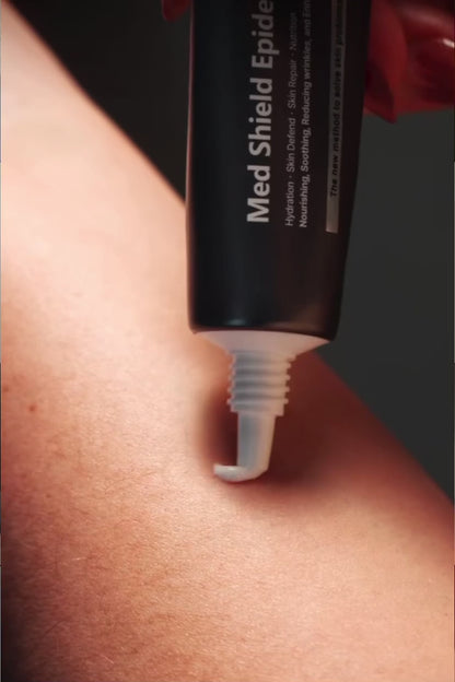 Video demonstration of the lightweight, non-greasy texture of Dermathod Med Shield Epidermal Cream, showing how it effortlessly seals in moisture without clogging pores.