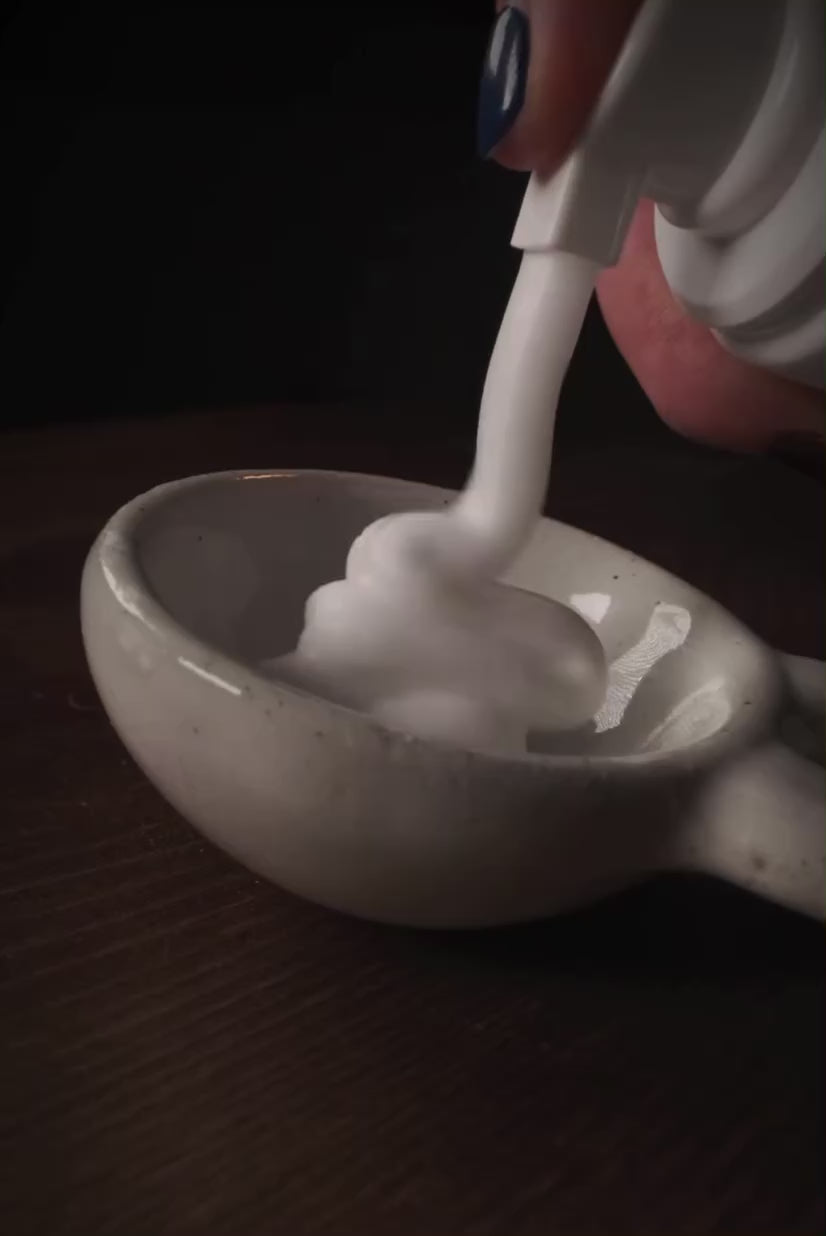 Rich, airy microbubbles of the Thesera Epidermis Balance Foam showing how it deeply cleanses pores and brightens skin using Korean Raspberry Ketone.