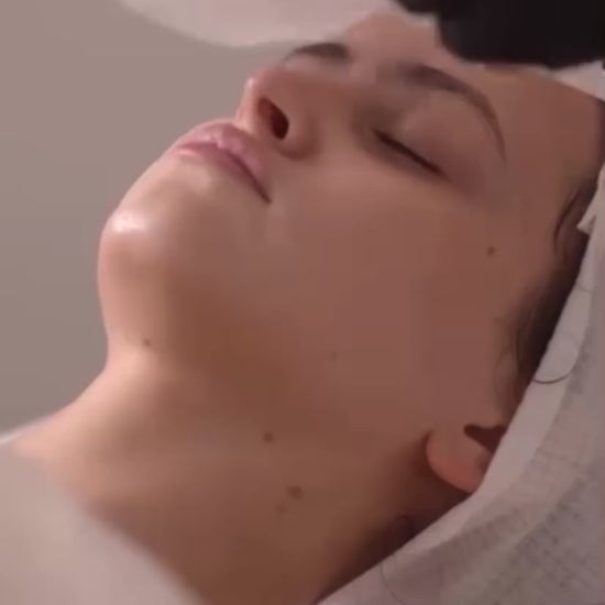 Video demonstration showing the application of the Dermathod Triple Action face and neck mask, highlighting its seamless fit and intensive soothing essence.