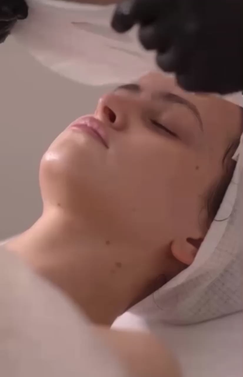 Video demonstration showing the application of the Dermathod Triple Action face and neck mask, highlighting its seamless fit and intensive soothing essence.