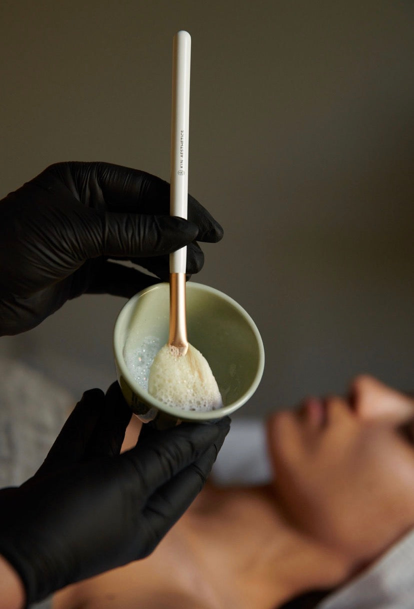 Elevate your skincare ritual: The ergonomic handle and fan-shaped bristles of the Fluffy Masking Brush transform a basic face mask into a professional-grade spa experience at home.