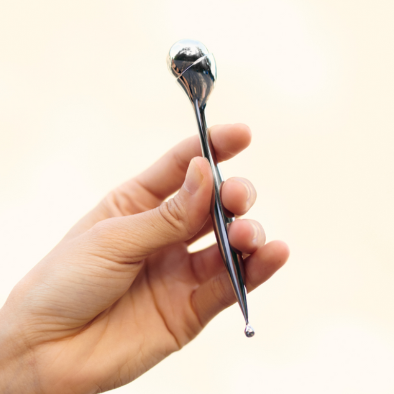 The Seonghae Arctic Tool combines a stainless steel roller ball for orbital lymphatic drainage with a reflexology tip for targeted pressure point release — with a removable, sterilizable design built for professional and home use.