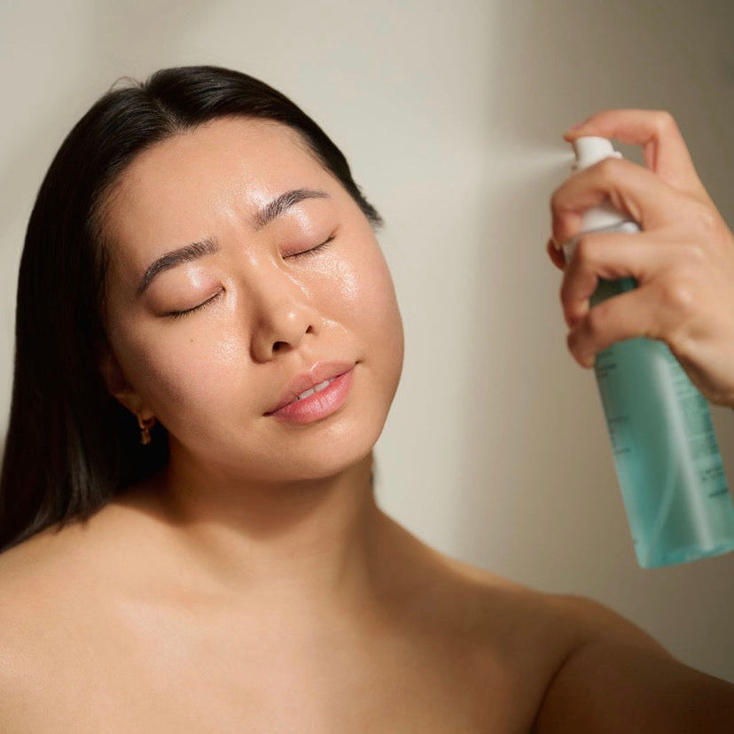 Thesera Hydroglow Cell Ampoule Mist, a professional Korean mist serum that uses 0.9 isotonic salinity to achieve an instant glass skin glow through deep cellular hydration.