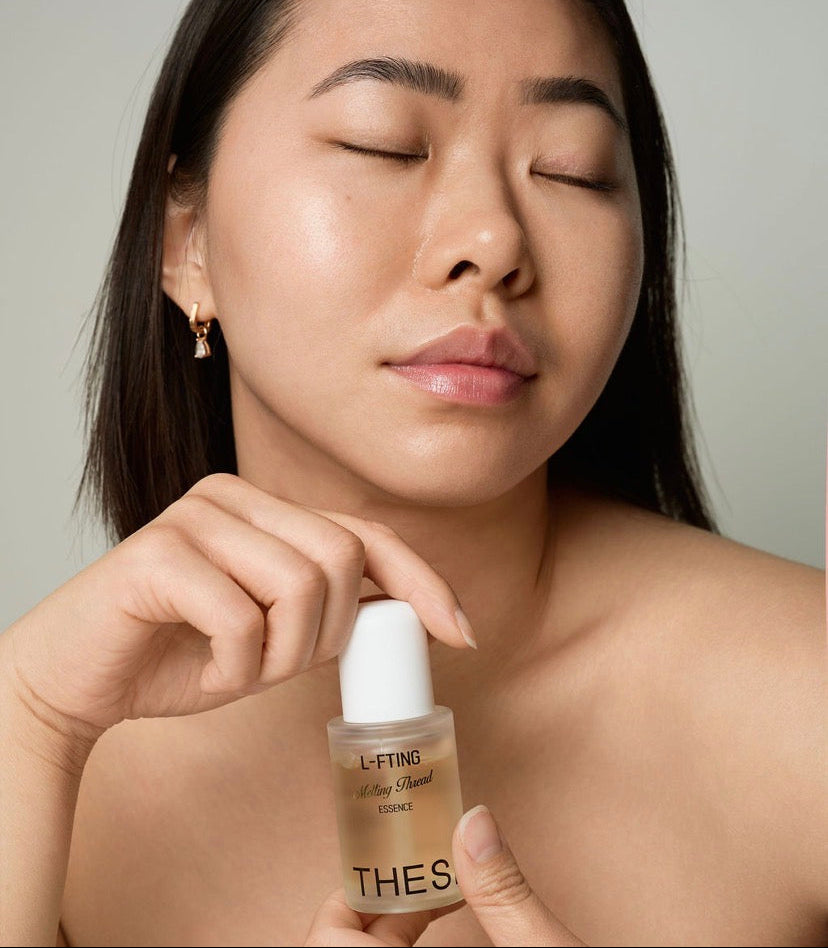 The lightweight, fast-absorbing texture of Thesera Melting Thread Essence, formulated with Resveratrol and Spider Web Peptides to reverse skin glycation.