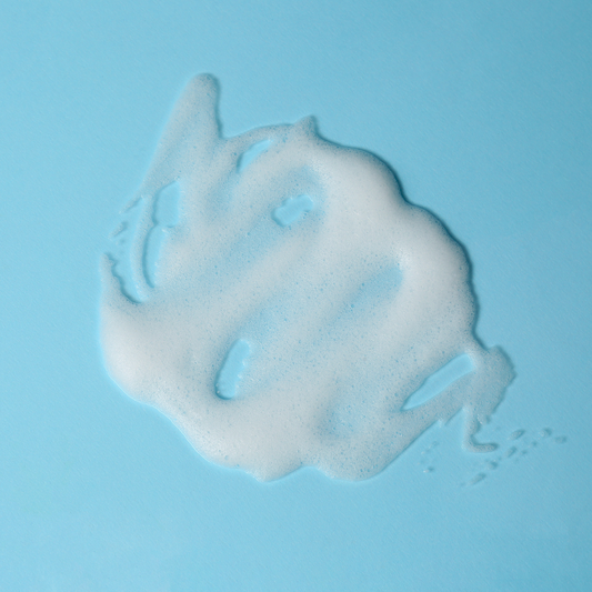 Close-up texture of the Thesera Perfect Double Pearl Pack Cleanser transforming from a smooth cream into a rich, oxygenating microbubble pore vacuum foam.