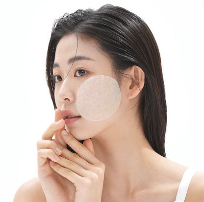 Using Corthe toner pads as a targeted 10-minute cooling mini mask to intensely hydrate and calm inflamed areas of the face and neck.